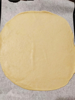 Una foto de Masa de pizza fina y crujiente