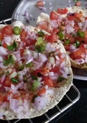 A picture of Masala papad.