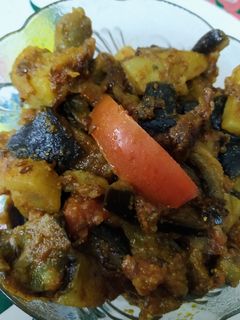 आलू बैंगन की सब्जी (aloo baingan ki sabzi recipe in Hindi) रेसिपी मुख्य फोटो