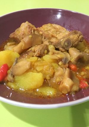 Una foto de Patatas guisadas con costillas y setas en la Magefesa