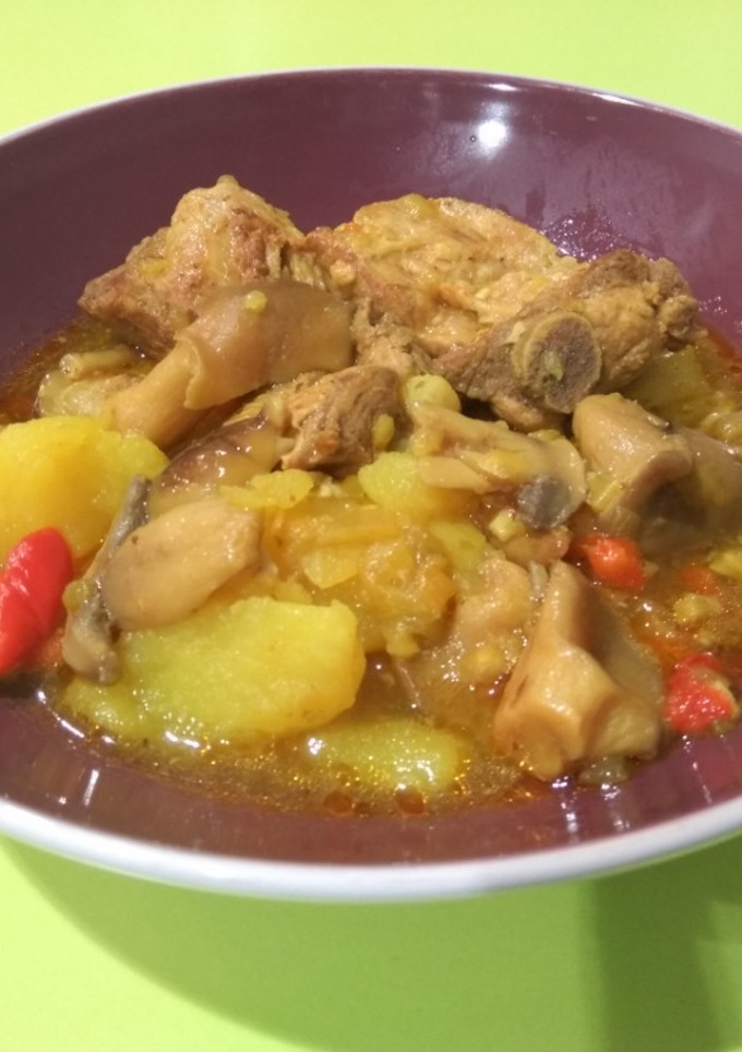 Una foto de Patatas guisadas con costillas y setas en la Magefesa
