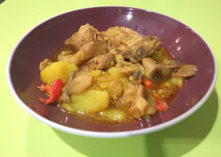 Patatas guisadas con costillas y setas en la Magefesa