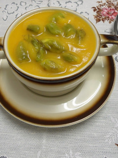 Una foto de Crema de calabaza con espárragos