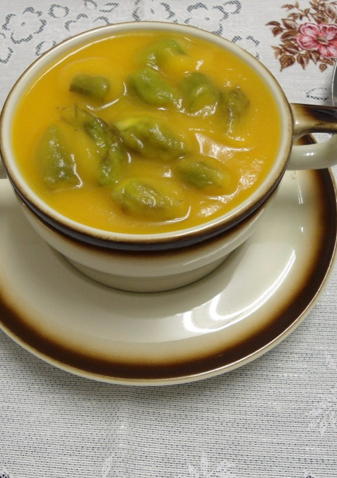 Una foto de Crema de calabaza con espárragos