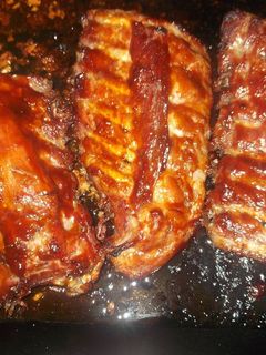 Una foto de Costillas asadas con salsa barbacoa