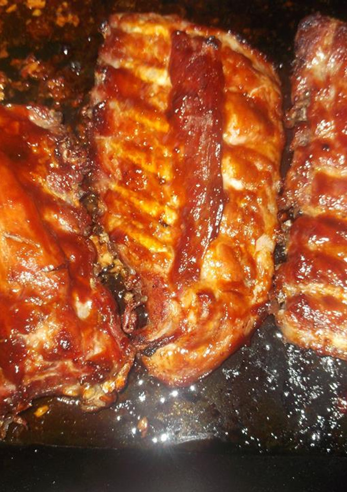 Una foto de Costillas asadas con salsa barbacoa
