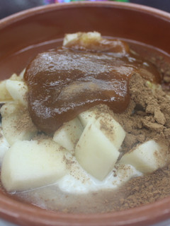 Una foto de Daditos de manzana con yogurt