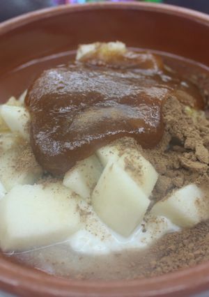 Una foto de Daditos de manzana con yogurt