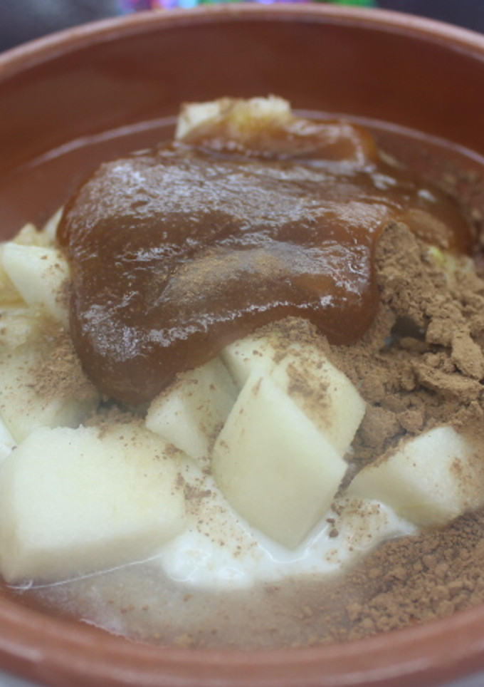 Una foto de Daditos de manzana con yogurt