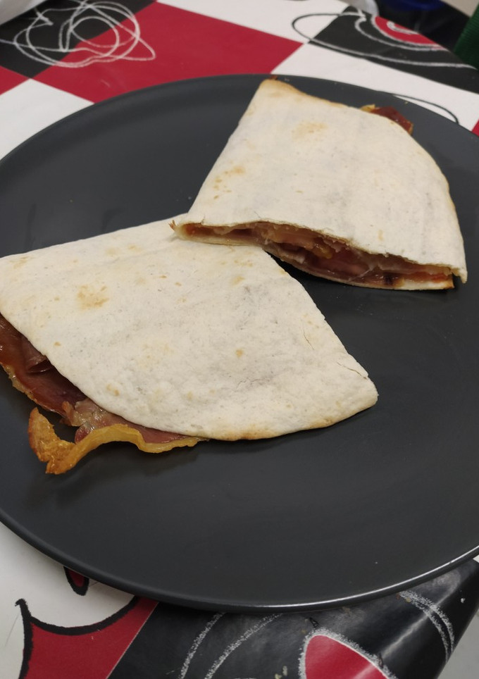 Una foto de 🌮 Quesadilla Ibérica
