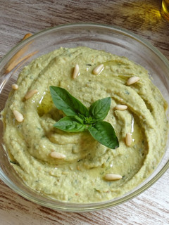 Una foto de Hummus de albahaca🌱
