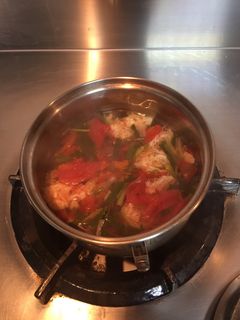 𤠣頭菇蕃茄豆腐湯 的食譜成品照片