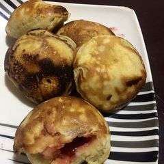 A picture of Jam stuffed pancake🥠🍓.