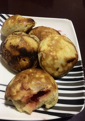 A picture of Jam stuffed pancake🥠🍓.