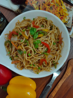 वेज हक्का नूडल्स (Veg hakka noodles recipe in hindi) रेसिपी मुख्य फोटो