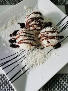 Túrógombóc kókuszban, csokiöntettel, gluténmentesen recept fotója