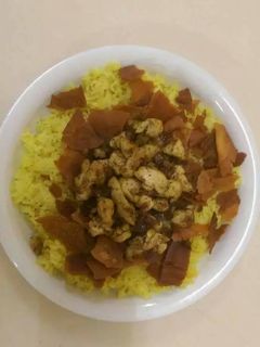 صورة لوصفة أرز أصفر بقطع الدجاج مع خبز مقلي 🌸😋😋