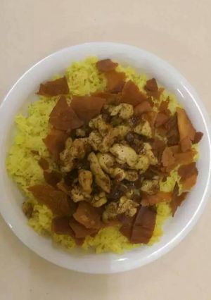 صورة لوصفة أرز أصفر بقطع الدجاج مع خبز مقلي 🌸😋😋