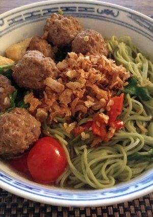 A picture of Bakso (meat balls).