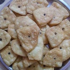 Khasta tikoni papdi A picture of Khasta tikoni papdi.
