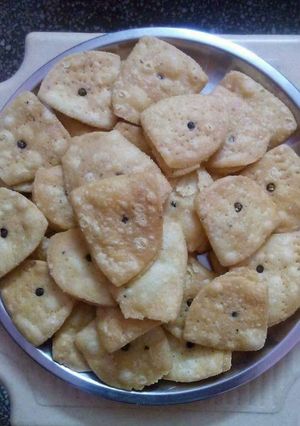 A picture of Khasta tikoni papdi.