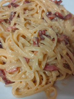 Una foto de Tallarines a la carbonara