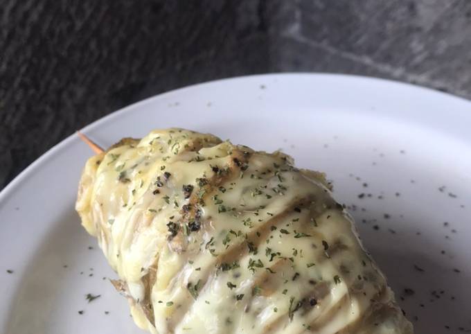 Langkah Mudah untuk Membuat Cheesy Loaded Hasselback Potato, Lezat