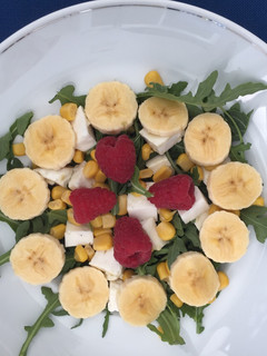 Una foto de Ensalada verde con frutos rojos