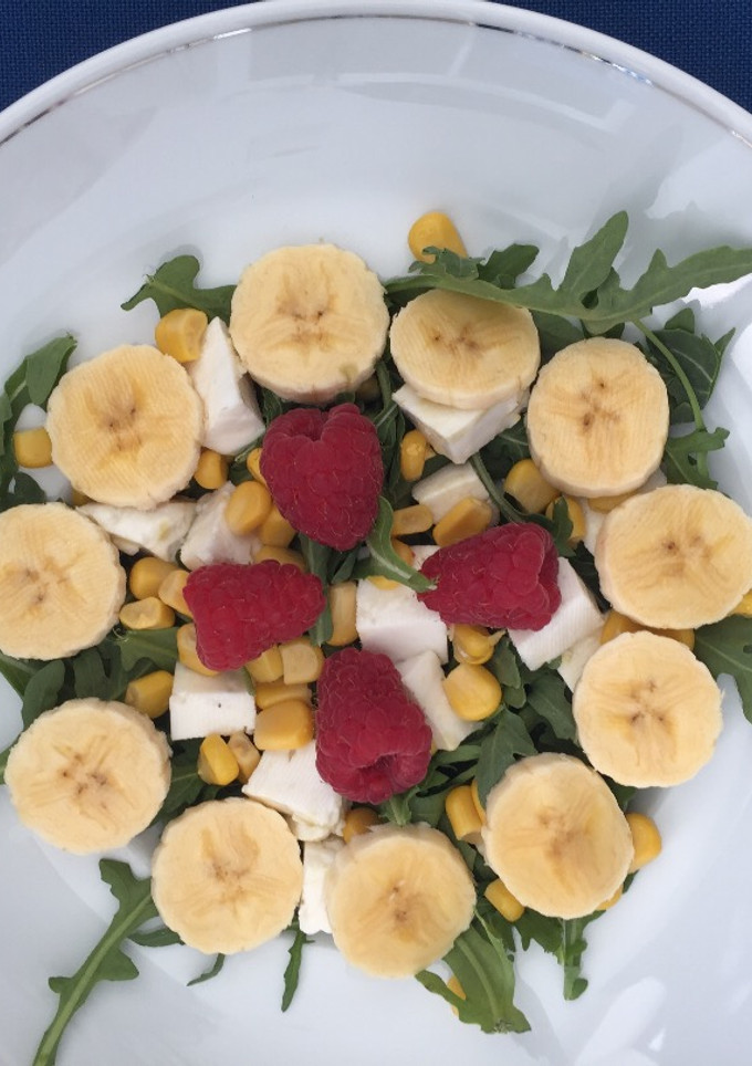 Una foto de Ensalada verde con frutos rojos
