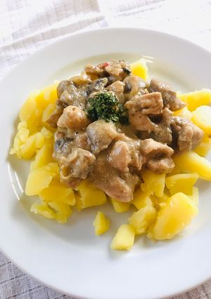Gombás-mustáros csirkepörkölt burgonyával recept fotója