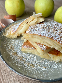Une photo de Crêpe épaisse aux pommes ou Apfelfannekuchen