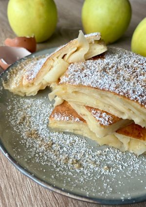 Une photo de Crêpe épaisse aux pommes ou Apfelfannekuchen