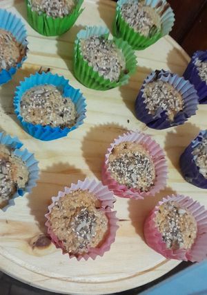 Una foto de Muffins de avena y manzana, con centro de mermelada sin azúcar de frutos rojos