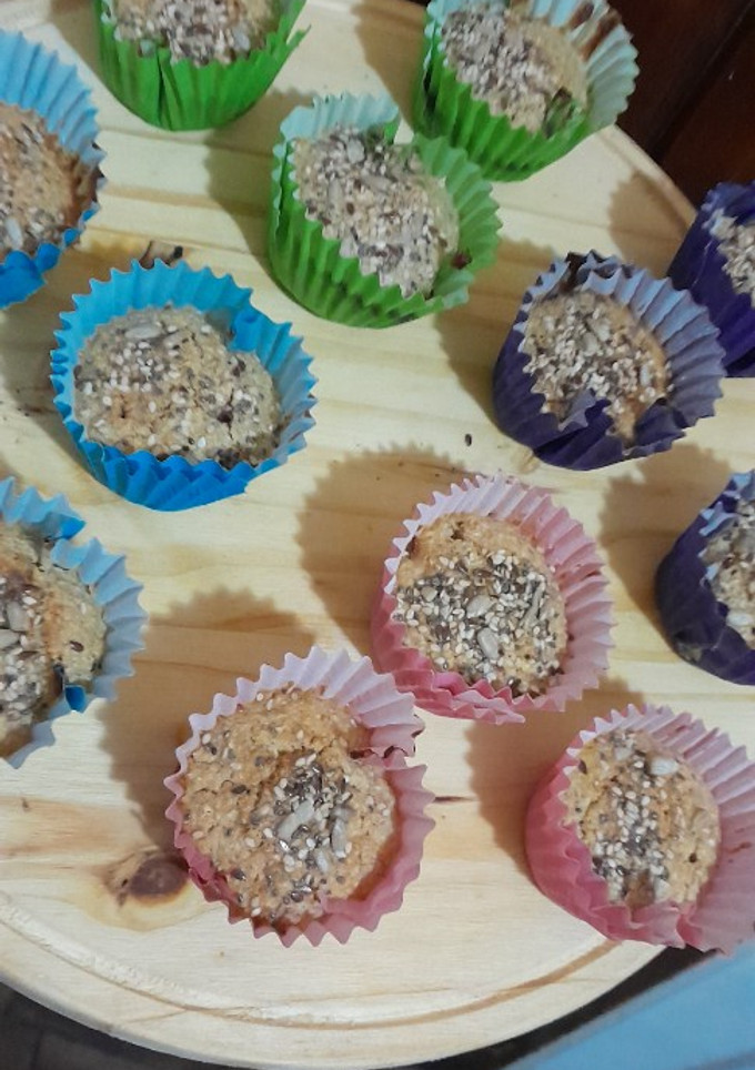 Una foto de Muffins de avena y manzana, con centro de mermelada sin azúcar de frutos rojos