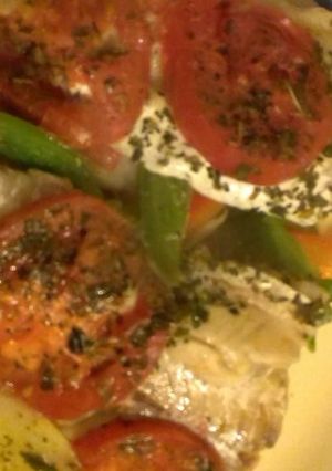 Una foto de Merluza al horno con verduras