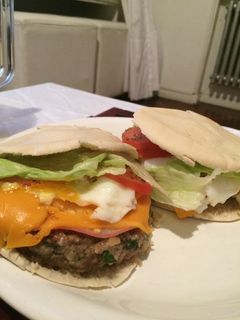 Una foto de Hamburguesas caseras en pan arabe 🍔