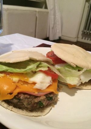 Una foto de Hamburguesas caseras en pan arabe 🍔