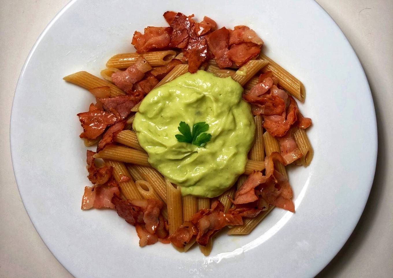 Macarrones con salsa de aguacate