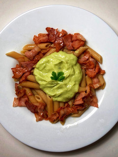 Una foto de Macarrones con salsa de aguacate
