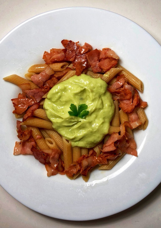 Una foto de Macarrones con salsa de aguacate