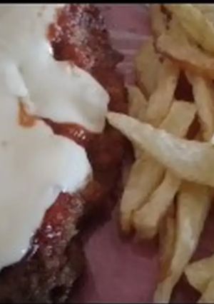 Una foto de Milanesas napolitanas con fritas