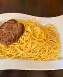 Fideos tallarín con salsa huancaina y hamburguesa casera