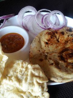 बेसन रोटी-लहसुन चटनी (Besan roti lahsuni chutney recipe in Hindi) रेसिपी मुख्य फोटो