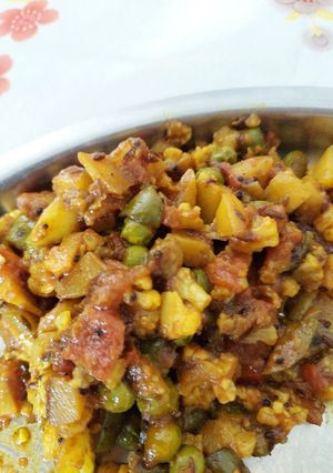 ફ્લાવર નું મીક્સ શાક (Cauliflower Mix Shak Recipe In Gujarati) રેસીપી મુખ્ય ફોટો