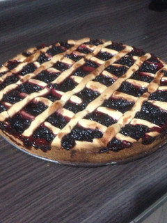 Una foto de Kuchen de manzanas y mermelada de mora