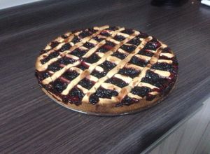 Una foto de Kuchen de manzanas y mermelada de mora