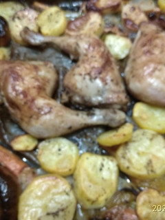Una foto de Pollo asado con patatas y verduras