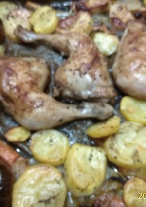 Una foto de Pollo asado con patatas y verduras