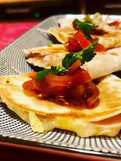 Una foto de Quesadillas con salsa siracha y sincronizadas de pavo