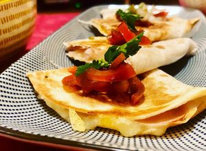 Foto principal de Quesadillas con salsa siracha y sincronizadas de pavo